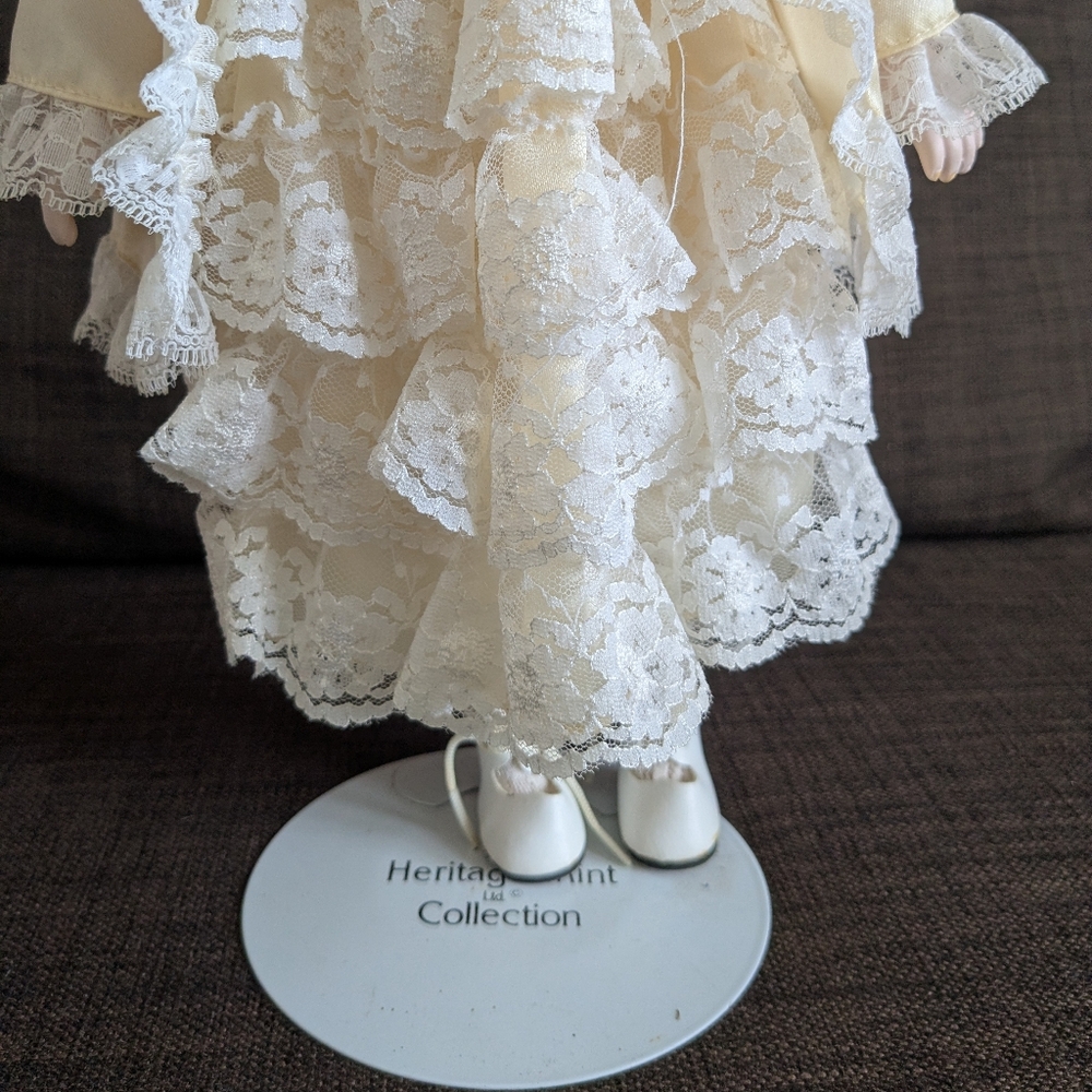 The Herirage Mint Ltd. Collection 80s  Porcelain Blond Doll 16" Brown Eyes-Stand - Picture 4 of 9